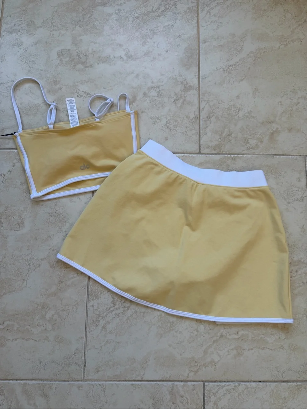 ALO YOGA Butter White Airbrush Streamlined Bra Tank and Skirt Size XXS